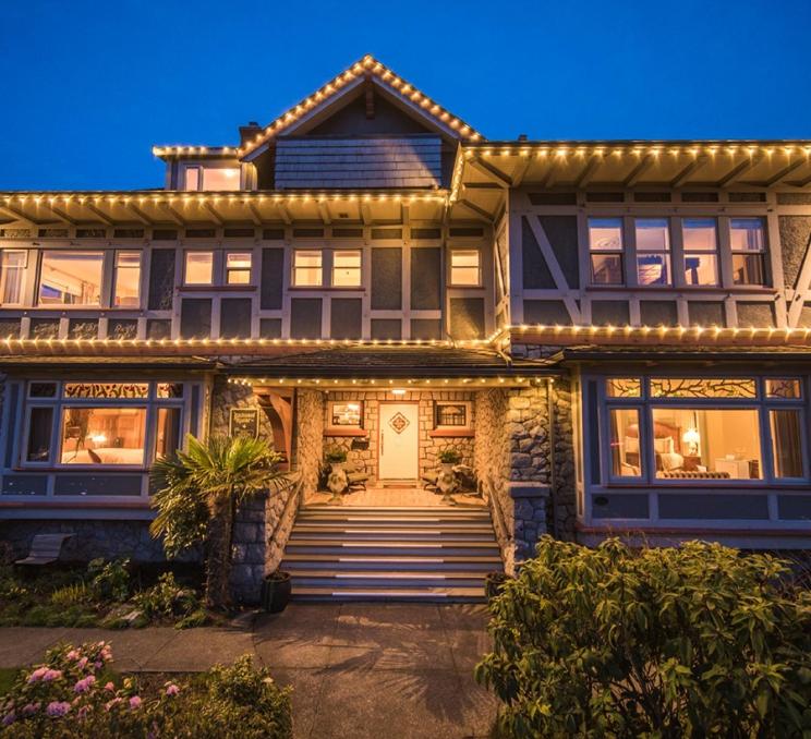 The exterior of Dashwood Manor in Victoria, BC at dusk