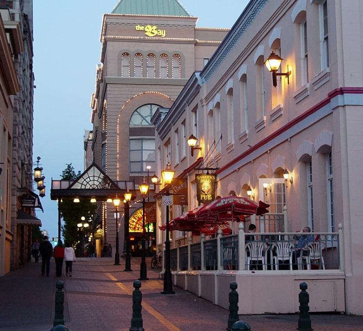 The exterior of the Garrick's Head pub at dusk in Victoria, BC