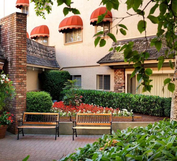 A view of the courtyard at Royal Scot Hotel and Suites in Victoria, BC