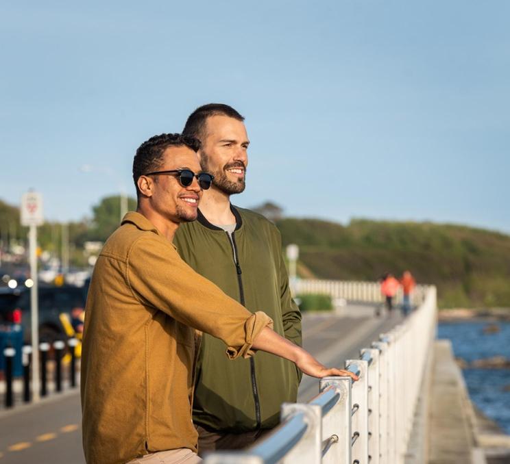 A couple takes in the views along Dallas Road in Victoria, BC