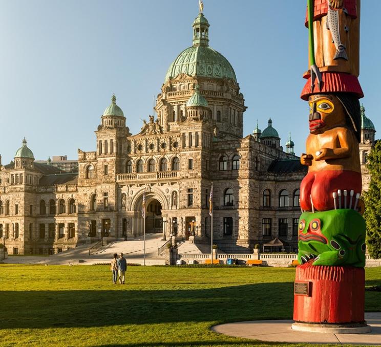 A couple explores the grounds of the BC Parliament Buildings in Victoria, BC