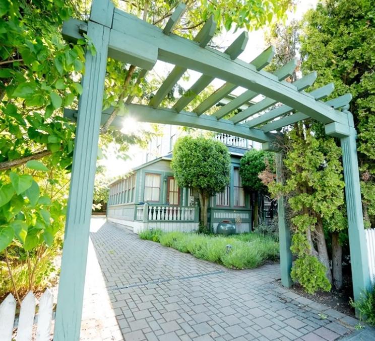 The entranceway to the Heritage House at Spinnakers GuestHouses in Victoria, BC